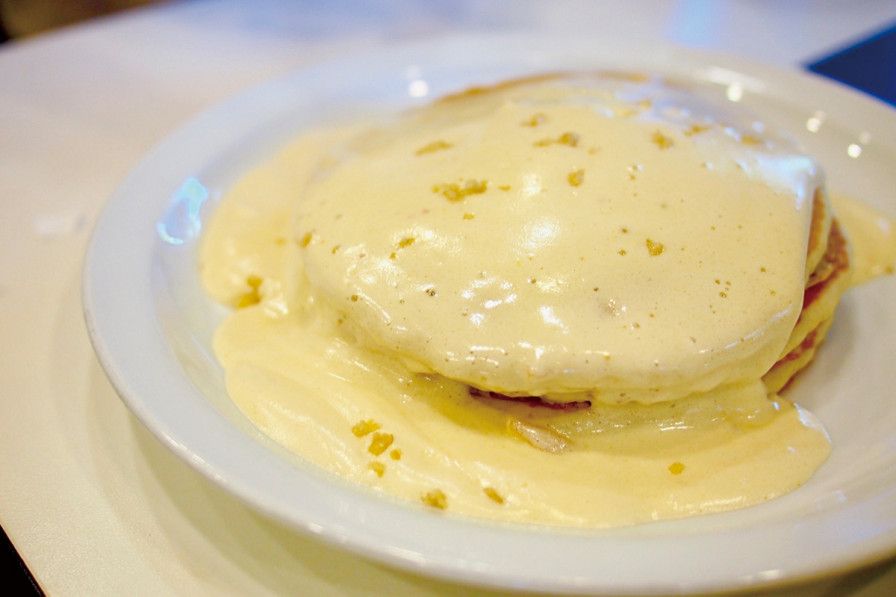 見た目より甘さ控えめで食べやすいマカダミアナッツパンケーキ