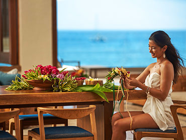 写真:花飾りを作る女性